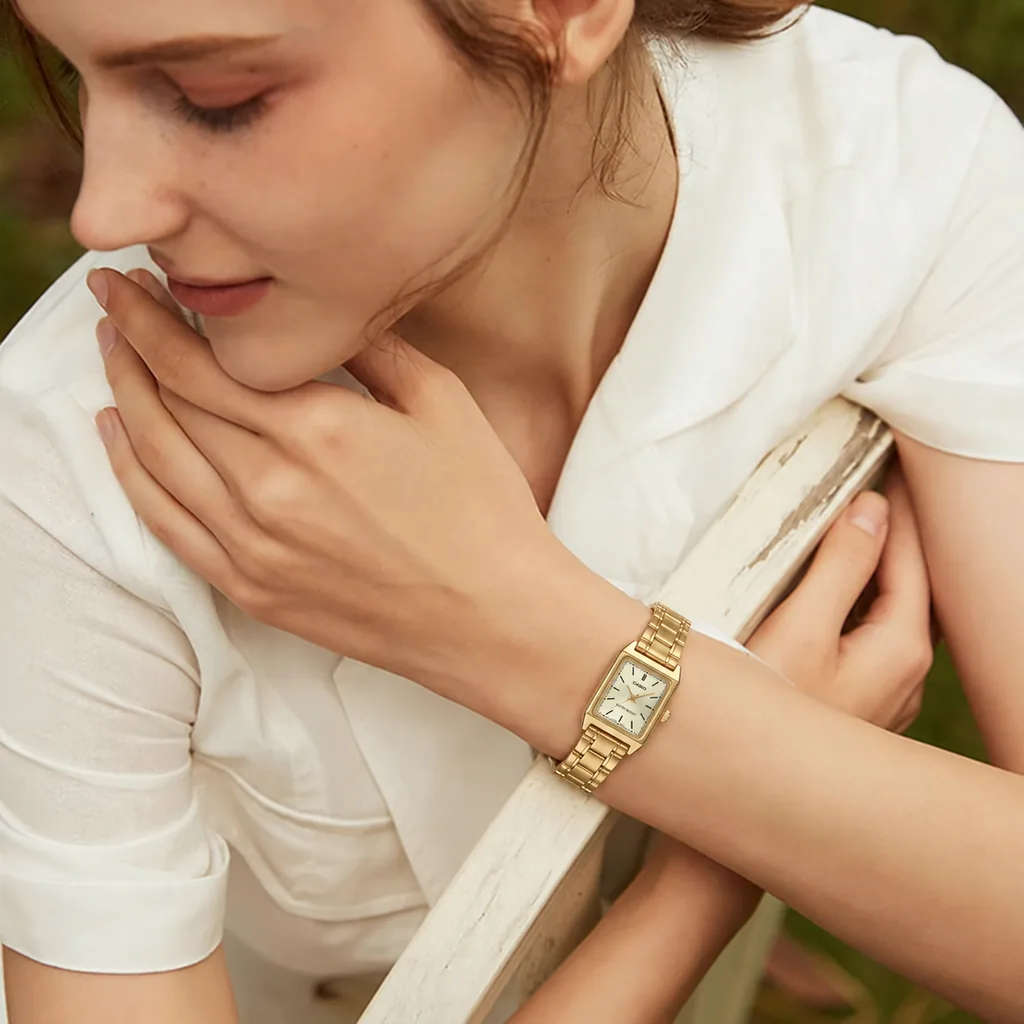 Casio Vintage Dorado Mujer puesto
