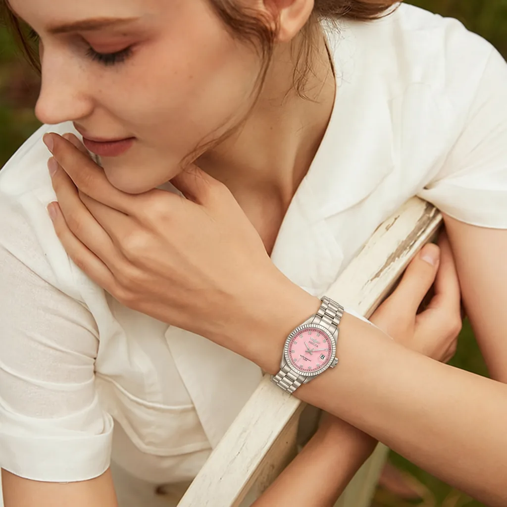Invicta Specialty Striad Charm Mujer 36mm Acero puesto